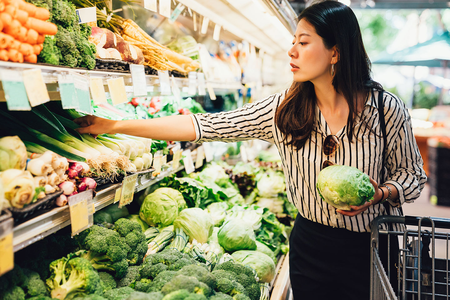 woman-grocery-shopping